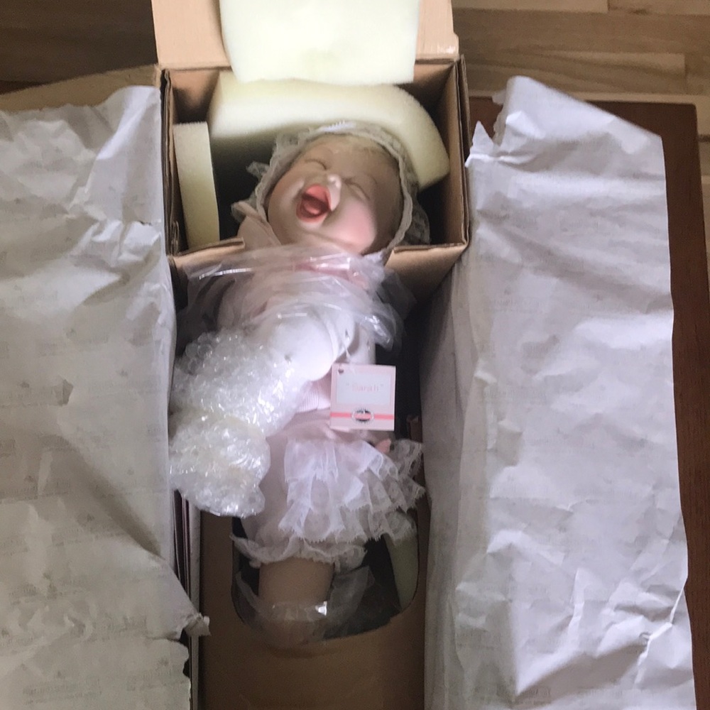 Ashton Drake “Sarah” Collectable Doll - Picture 3 of 8